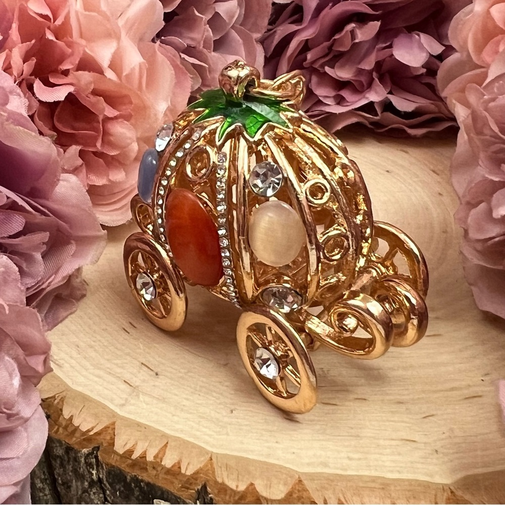 Cinderella’s Royal Gold and Crystal Carriage Keychain Charm - Picture 4 of 14